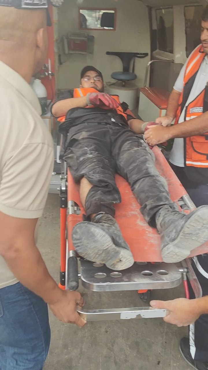 وصول أحد رجال الدفاع المدني إلى مستشفى ناصر الطبي في خانيونس جنوب قطاع غزة بعد اصابته اثناء العمل على استخراج المصابين من تحت انقاض المنازل